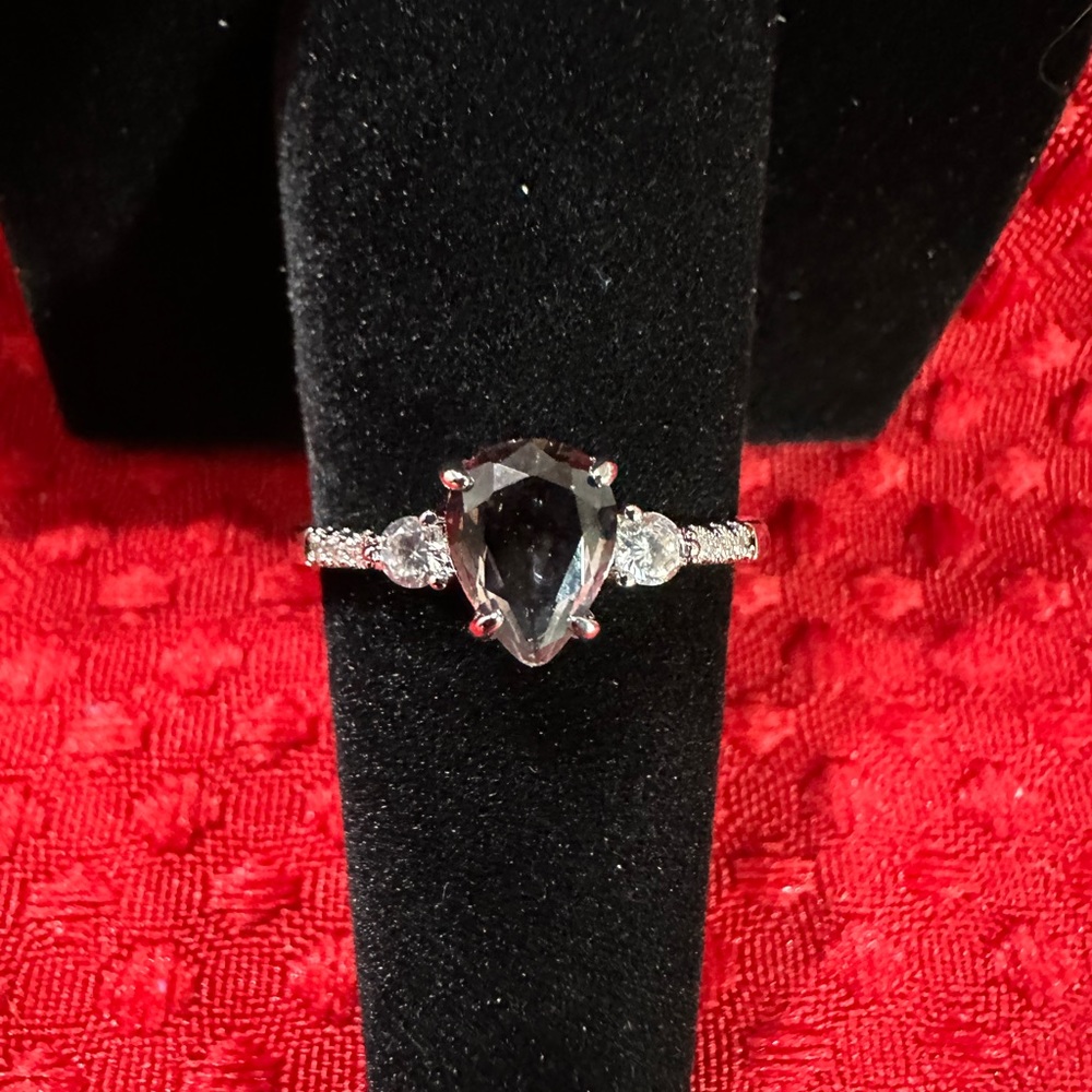 Costume Jewelry Ring. Size 8.